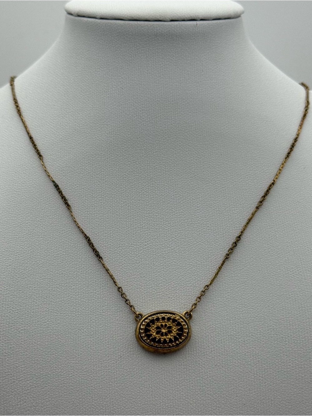 Avon Snow Fantasy Necklace Gold Plated Black Enamel Snowflake Spanish Influence